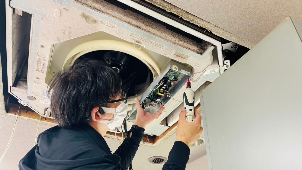 業務用エアコンの組み立て