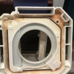 汚れた業務用エアコンのパーツ