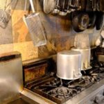 油汚れの目立つ厨房