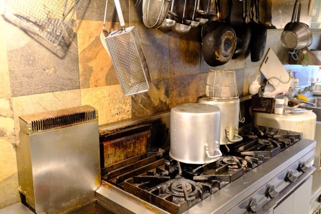 油汚れの目立つ厨房