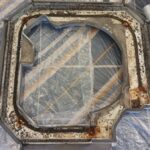 取り外した業務用エアコンのパーツ