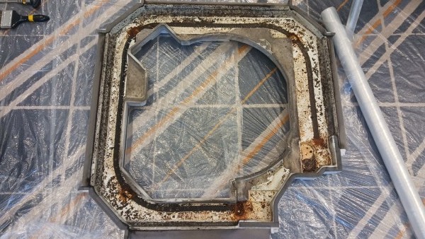 取り外した業務用エアコンのパーツ