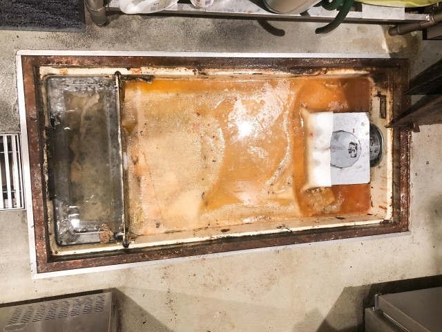 汚れたグリストラップ